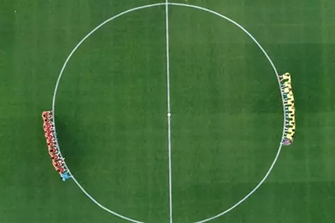 لماذا وقف لاعبو الأهلي وصنداونز دقيقة صمت حدادًا قبل انطلاق المباراة؟